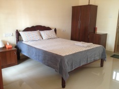 A Queensize-bed room